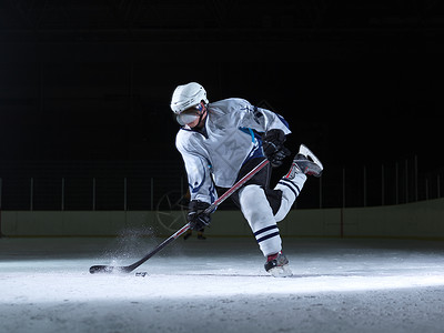 冰冰曲棍球运动员在行动中团队乐趣季节男性玩家竞赛冰鞋溜冰场冰球头盔背景图片