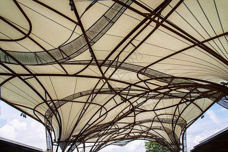 钢框架伞的图案 上面有白色布顶 注几何天空电缆艺术建筑学线条建筑基础设施材料蓝色背景图片
