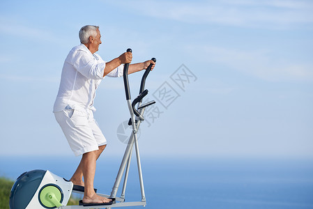 海洋机器素材老年健康健健健男子健身健身房有氧运动白色跑步机训练海洋露台男性俱乐部老年背景