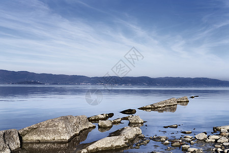 特拉西梅诺意大利特拉西米诺湖海岸的岩石背景