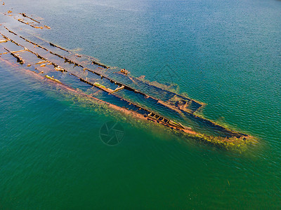 被弃置的破船残骸 浮出海外导航灾难海滩历史旅行海洋蓝色运输海岸线天空背景图片