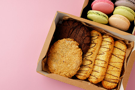 粉红桌上有燕麦饼干的盒盒盒背景图片