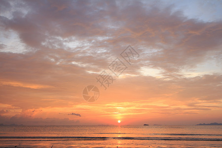 美丽的热带金色沙滩日落 海空多彩高清图片