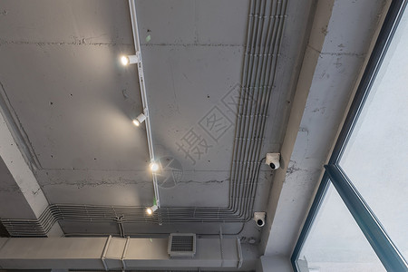 带通风和安全摄像头的混凝土灰色天花板抽象阁楼内部 用现代灯具装饰的工业阁楼的室内建筑和天花板设计乡村商业工厂公寓工作室建筑学房子背景图片