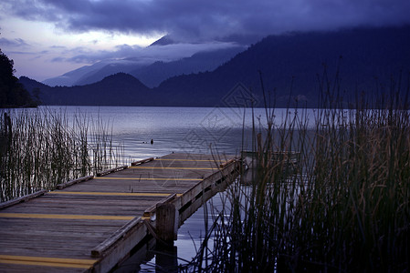 木码头和船 傍晚的新月湖 美国华盛顿州 奥林匹克国家公园 游憩摄影集背景