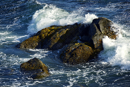 美国加利福尼亚州新月城落冰洋海岸 大岩石破碎的波浪 自然摄影集背景图片