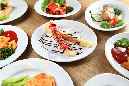 餐厅桌上有各种美味的盘子饭菜午餐洋葱沙拉菜单包子桌子外卖服务烧烤零食背景图片