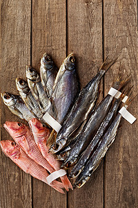 干盐咸的蟑螂 sabrefish鱼和红壳 在木本底的尾巴上贴标签背景图片