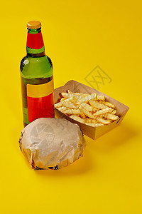 薯条盒包装样机包纸汉堡 盒箱薯条和黄底酒瓶装的汉堡包背景