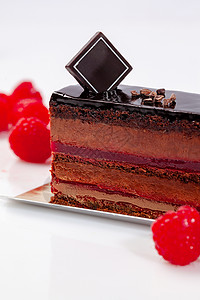 夹层蛋糕巧克力蛋糕切片 有空气慕丝和白底的草莓果酱背景