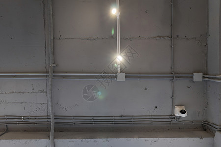 带通风和安全摄像头的混凝土灰色天花板抽象阁楼内部 用现代灯具装饰的工业阁楼的室内建筑和天花板设计仓库房间窗户风格玻璃办公室商业水背景图片