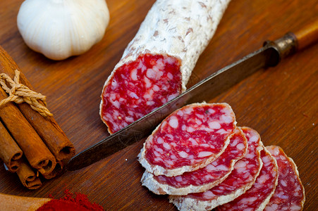 在木板上切碎的意大利传统盐酸治愈香肠乡村牛肉熏制美食猪肉烹饪胡椒小吃食物木头背景