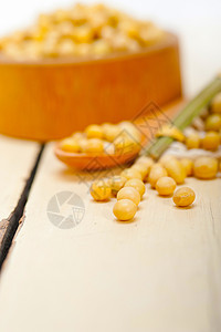 有机大豆农业饮食豆类粮食木头宏观黄色勺子豆子白色背景图片