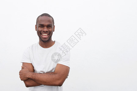 折叠臂年轻英俊的非洲帅美男子笑着带着手臂在孤立的白色背景下穿越而来背景