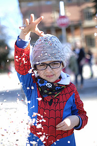 超级英雄蜘蛛侠带着红蜘蛛超级英雄装扮的漂亮孩子 在玩彩蛋戏服飞行女孩纸屑天空五彩胜利幸福优胜者想像力背景