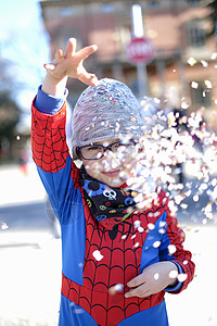 超级英雄蜘蛛侠带着红蜘蛛超级英雄装扮的漂亮孩子 在玩彩蛋超级英雄女孩飞行游戏五彩幸福力量男生英雄成功背景