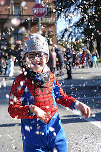 超级英雄蜘蛛侠带着红蜘蛛超级英雄装扮的漂亮孩子 在玩彩蛋成功力量喜悦蓝色游戏戏服飞行面具女孩男性背景
