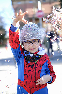 超级英雄蜘蛛侠带着红蜘蛛超级英雄装扮的漂亮孩子 在玩彩蛋男性成功面具乐趣力量童年纸屑幸福天空戏服背景
