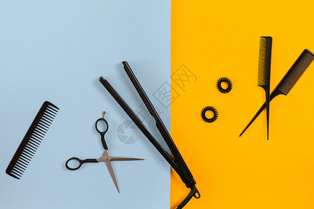 梳子剪刀颜色蓝色 黄色纸面背景 顶视图上的各种发型结构设备产品理发师理发剪刀配件女性个人卷发发型设计冰壶背景