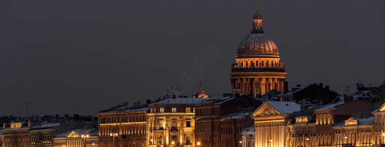 冬夜城市圣彼得堡的全景镜头 水面上如画的倒影 背景中的艾萨克大教堂 布拉戈维申斯基桥 旧名是施密特中尉蓝色灯笼照明鸟瞰图堡垒天空背景