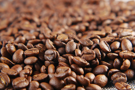 黑色背景的新鲜咖啡豆顶端有复制空间 请查看背景图片