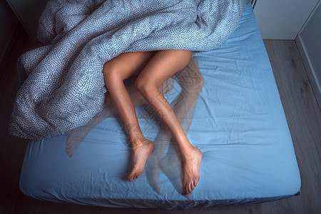 无法控制睡在床上并患有RLS或不动腿综合症的妇女背景