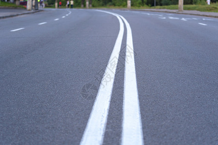 开路 公路上有白色的标志背景