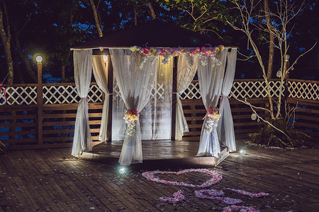 夜间结婚仪式 婚礼仪式的礼仪 拱门和夜林中的灯具背景图片