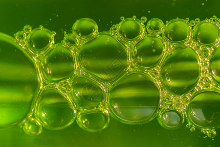 绿色黄色美容产品瓶中的气泡 Micro 特写图片背景图片