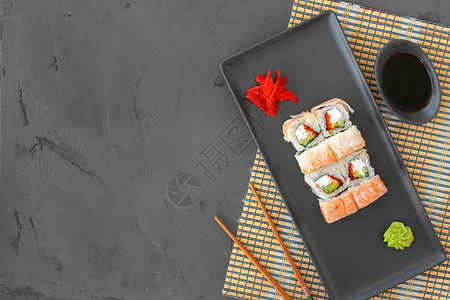 灰色背景最上视图的寿司卷和虾背景图片