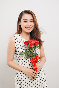 请接受我是给我的 摘下欢乐的年轻女士的画像 接受红玫瑰礼物微笑白色女孩女性幸福婚礼花束玫瑰红色背景