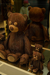 窗户上有三只泰迪熊和一只小猪猪银行背景图片