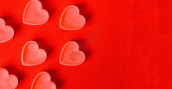 情人节快乐 红色背景中有许多粉色浪漫的心 浪漫情人节的概念背景图片