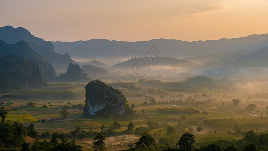 泰国北部的日出 Phu Langka 国家公园占地面积约为 31 250 Rai 位于分区公园森林山脉太阳阳光丛林环境假期天空薄图片