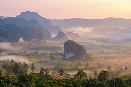 赏花有约泰国北部的日出 Phu Langka 国家公园占地面积约为 31 250 Rai 位于分区岩石森林日落山脉环境国家公园旅游天空丛背景