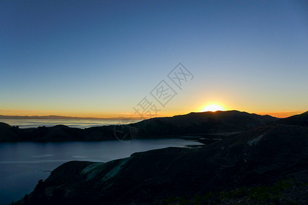 的的喀喀湖提喀喀喀喀湖山脉之后的太阳岛日落背景