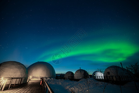 魔法屋冰屋村上空寒冷的夜晚 北极光也被称为极光 北极光或极光 冬季景观神奇自然的美丽夜景照片圆顶地球星系魔法气氛天文学磁层背景夜空旅行背景