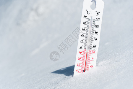 低温温度计冬天 温度计躺在雪地上 显示出负温度 冬季恶劣气候条件下空气和环境温度低的气象条件 冬季结冰温度乐器下雪季节清凉状况数字水晶仪表背景