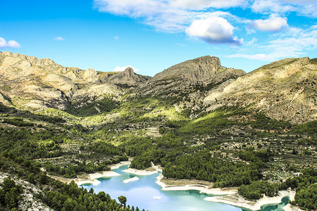 蓝色湖灰色山Guadalest村沼泽地 四周有植被和山丘森林村庄波峰农村岩石蓝色松树顶峰山沟山坡背景