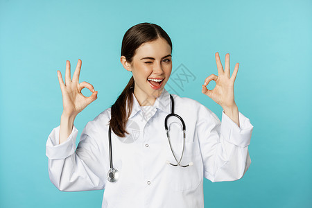 微笑的女医生 专业的医务工作者 表现得很好 签到批准 推荐诊所 检疫活动 绿松石背景医师专家促销女孩蓝色职员工人职业横幅护士背景图片
