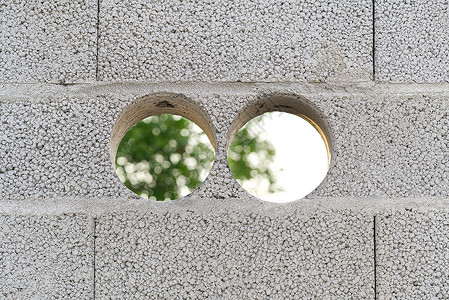 空调洞墙上通风管道的洞 恢复器hvac装置 混凝土墙上的洞 特写侧视背景
