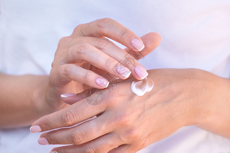 用润湿剂或手霜贴近女人的手 手皮肤护理背景图片