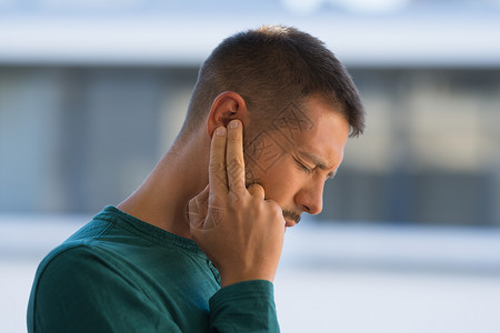 耳炎戴耳鸣的人 因耳痛或耳痛而抚摸耳朵的人背景