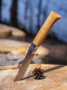 余额调节表在树桩上有一把木柄的旧刀 旅游者露营刀背景