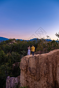 kong泰国北部日落时的 Pai 峡谷 游客们在 Pai 峡谷或 Kong Lan 欣赏美丽的日落森林热带农村旅游岩石旅行悬崖爬坡风景石背景