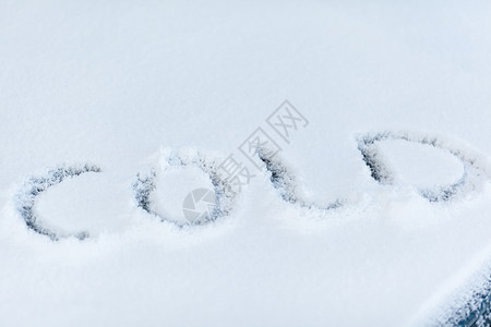 车字冷冻的车屏幕上写着寒冷这个词暴风雪雪花汽车蓝色窗户季节挡风玻璃玻璃天气降雪背景