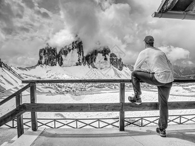 拉瓦雷多人环绕尖峰大众巡游天空体重远足岩石背包旅行游客男人登山服波峰背景图片
