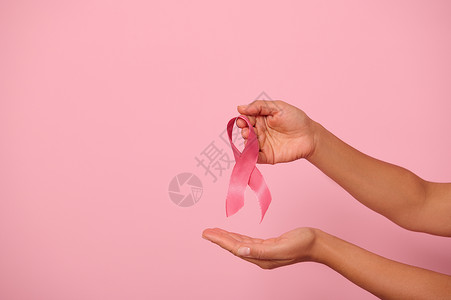 全国母乳喂养宣传日10 月 1 日 女人手拿着粉红丝带 这是世界乳腺癌宣传日的象征 妇女的健康和医疗理念 十月粉红日 世界癌症日 全国癌症幸存者日背景