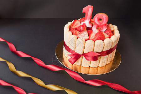数字生日素材18岁生日派对 草莓蒂拉米苏蛋糕 黑底带丝带 集中吃草莓背景