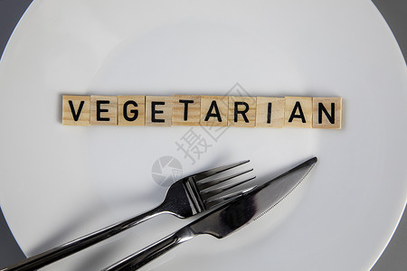 带字减肥素材灰色背景下带素食字的顶视图白盘 顶视图 刀叉关于餐桌健康和食物概念背景